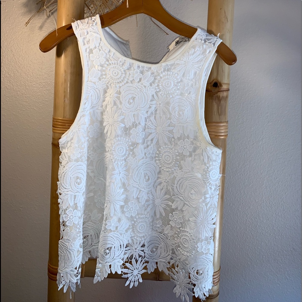White embroidered top- like new! Size M